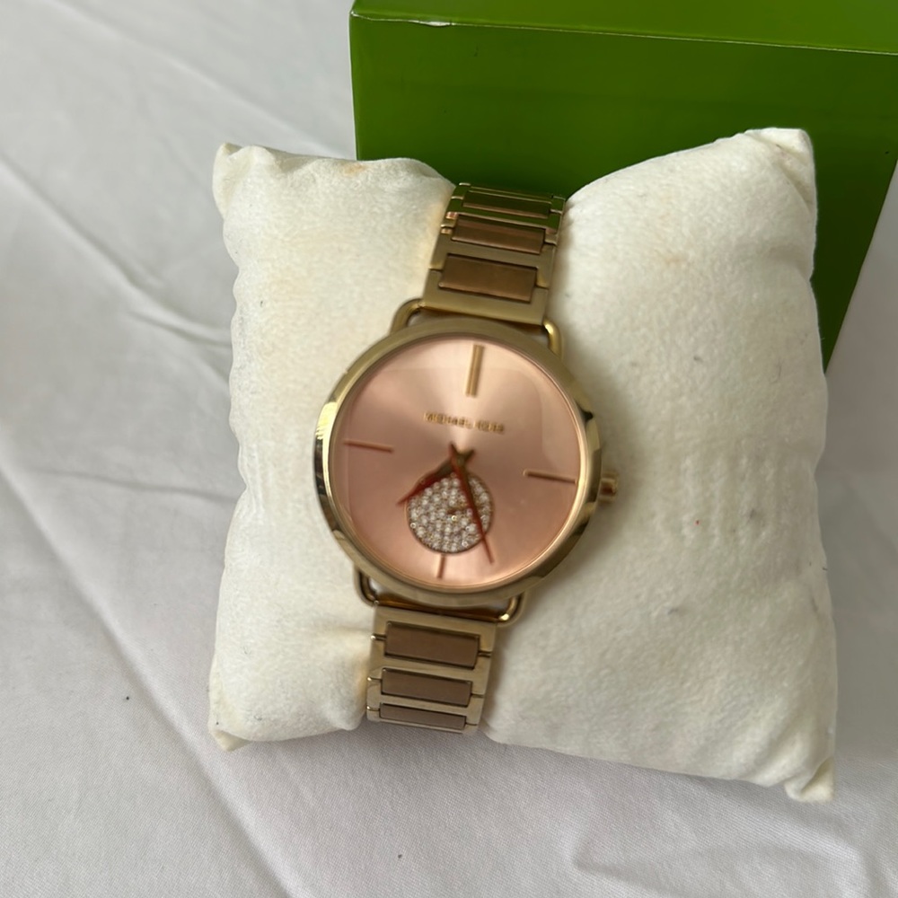 MICHAEL KORS women watch very good condition comes with adjustable band.